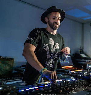 DJ LOWA